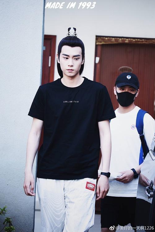 胡一天夜会红衣女郎 团队没有澄清疑默认