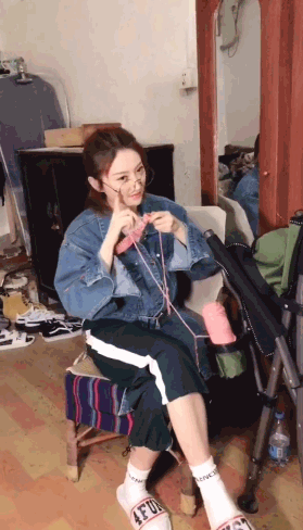 景甜织毛裤随音乐卖萌舞动 调皮自侃老寒腿