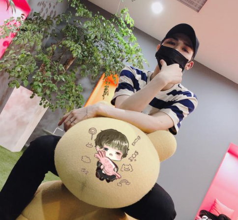 朱正廷与自己卡通形象贴纸合影直呼：这个好可爱