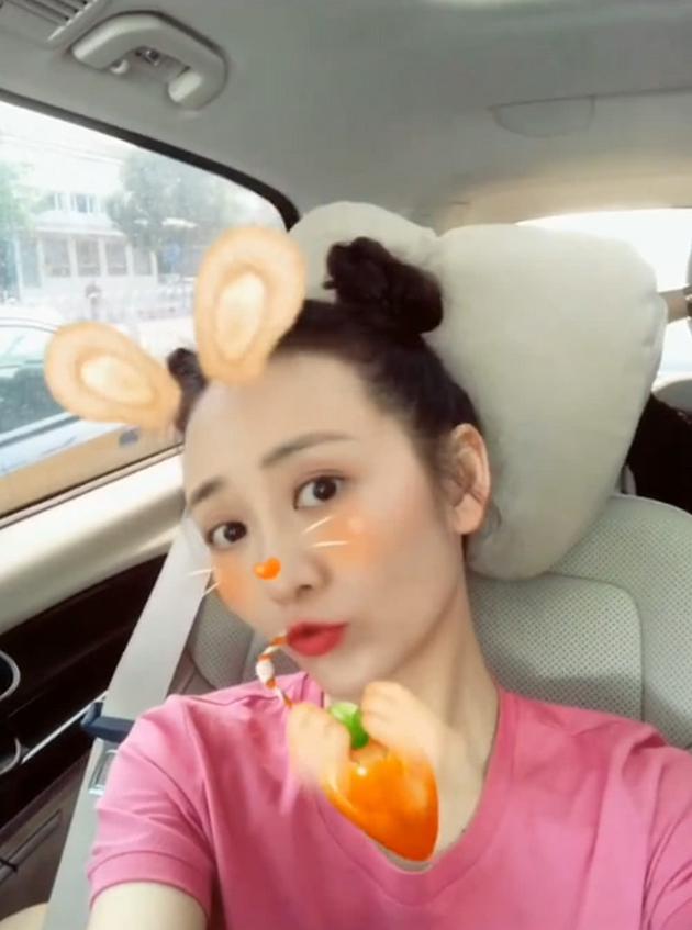 王鸥扎哪吒头轻松减龄 对镜嘟嘴不停俏皮似少女