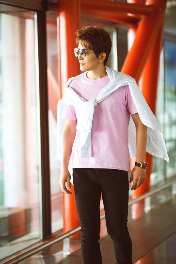 李亭哲曝暖系机场写真 自然随性展迷人魅力