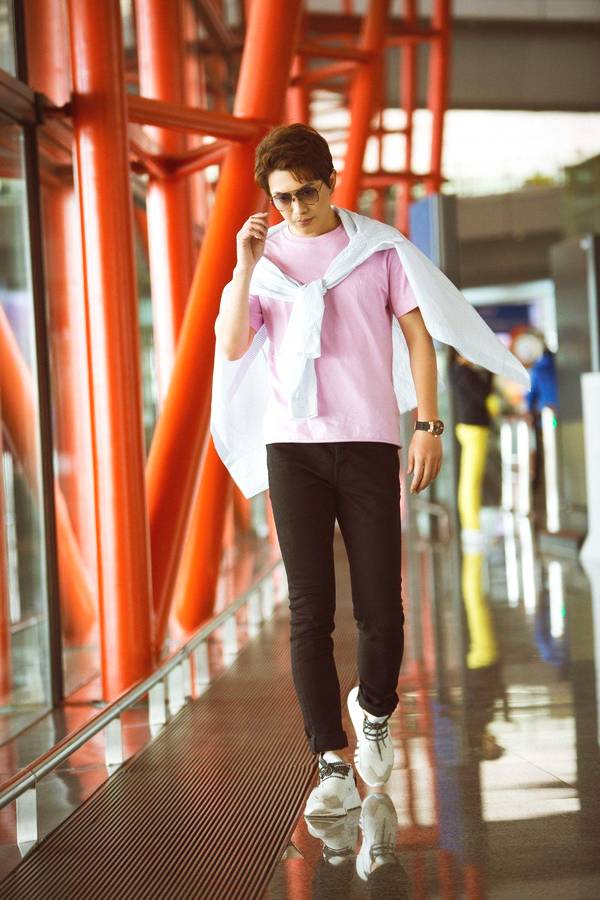 李亭哲曝暖系机场写真 自然随性展迷人魅力