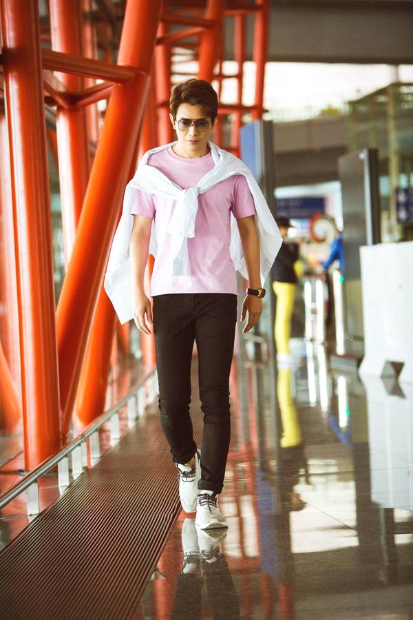 李亭哲曝暖系机场写真 自然随性展迷人魅力