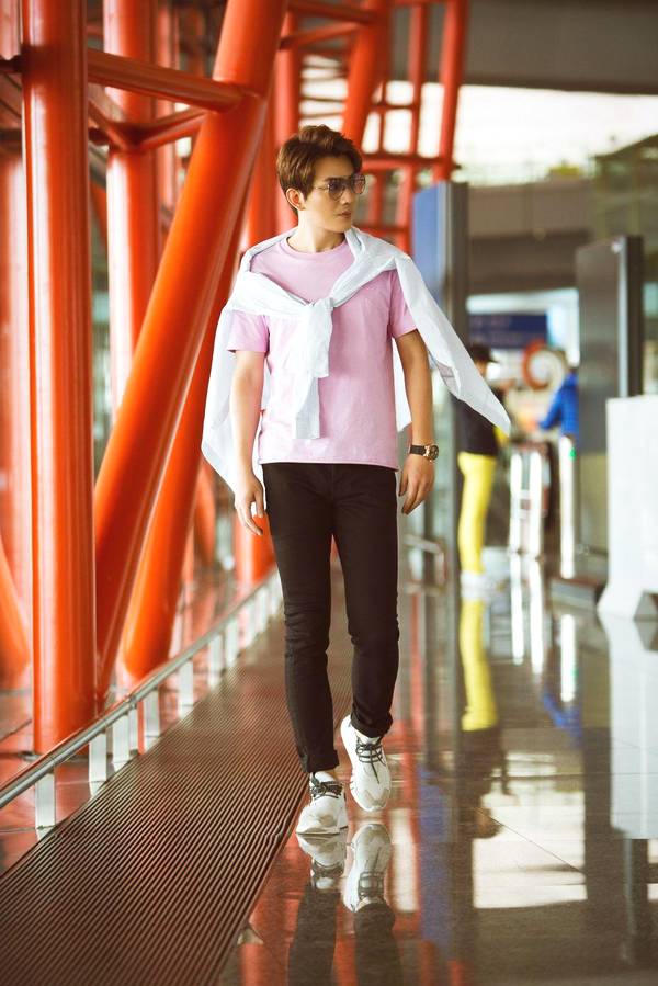 李亭哲曝暖系机场写真 自然随性展迷人魅力