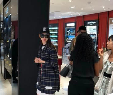 戚薇巴黎挑香水被偶遇 网友：家里的冰箱要上新吗