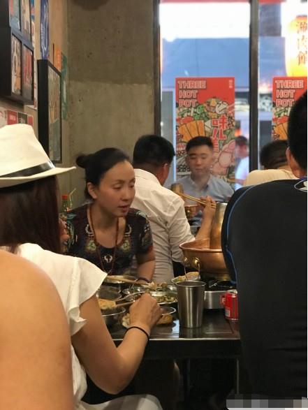 小陶虹餐馆用餐打扮很接地气 扎丸子头发际线堪忧