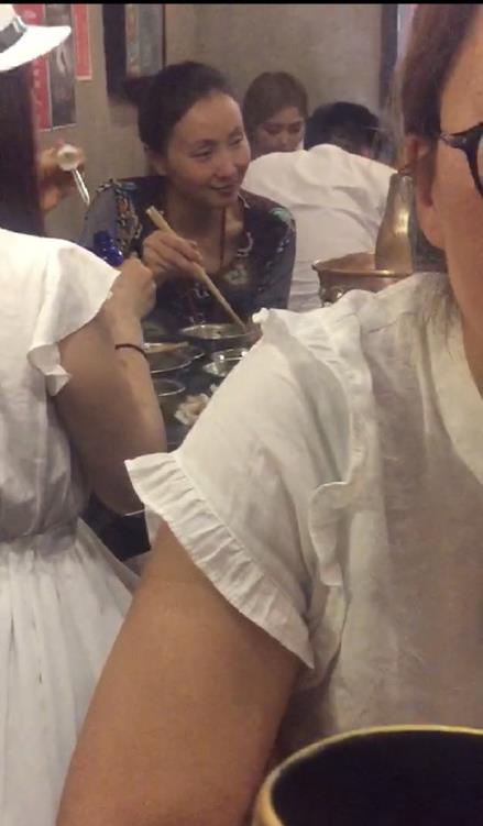 小陶虹餐馆用餐打扮很接地气 扎丸子头发际线堪忧