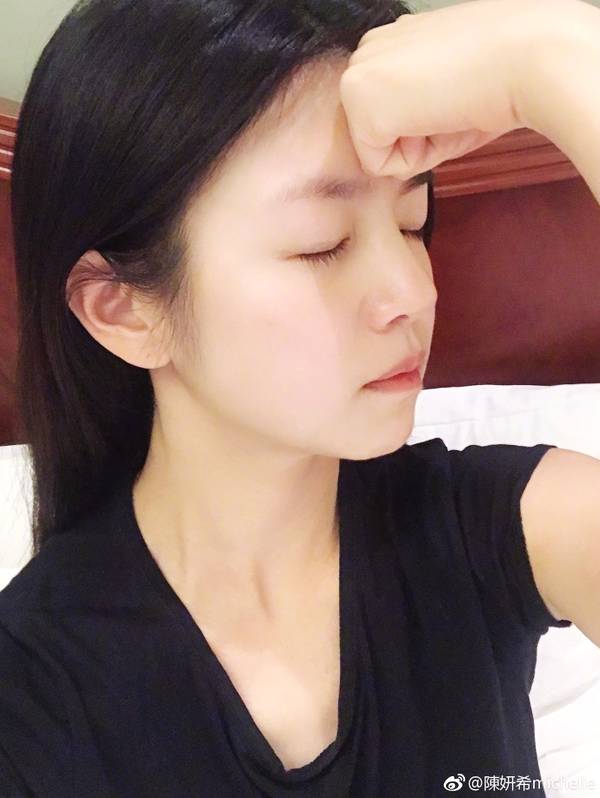 陈妍希晒素颜美照 花式追世界杯