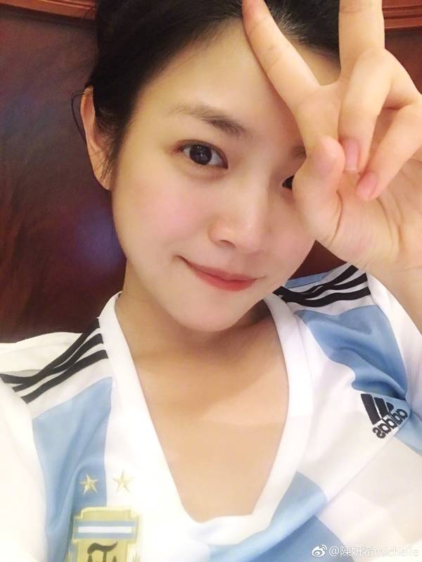 陈妍希晒素颜美照 花式追世界杯