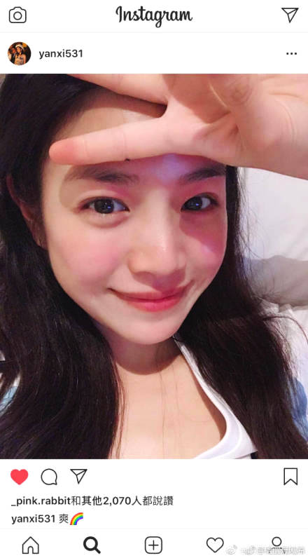 陈妍希晒素颜美照 花式追世界杯