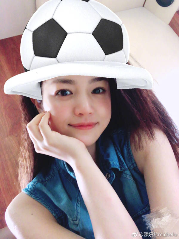 陈妍希晒素颜美照 花式追世界杯