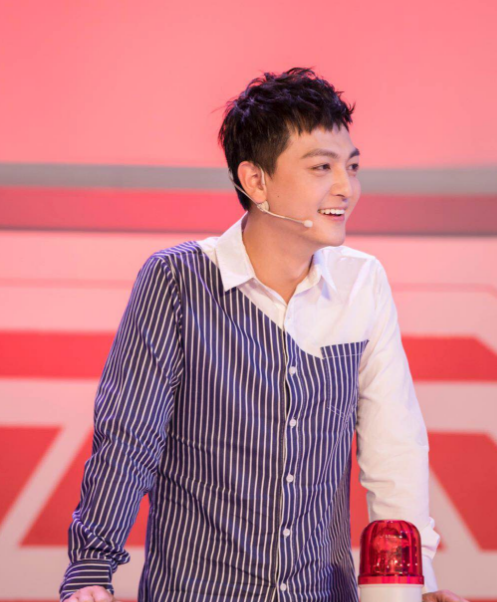 张晓谦《火星世界杯》撞脸厄齐尔 畅聊足球嗨翻天