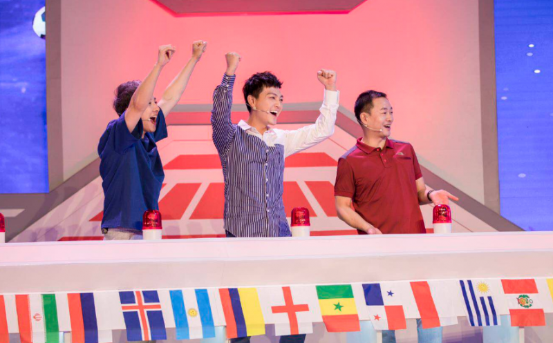 张晓谦《火星世界杯》撞脸厄齐尔 畅聊足球嗨翻天