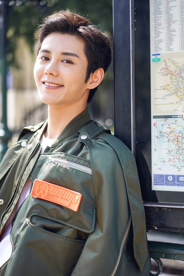 蓝博受邀出席巴黎时装周 彰显另类青春活力