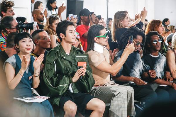 蓝博受邀出席巴黎时装周 彰显另类青春活力