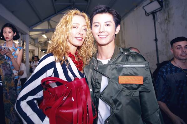 蓝博受邀出席巴黎时装周 彰显另类青春活力