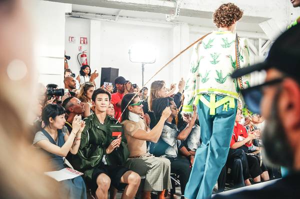 蓝博受邀出席巴黎时装周 彰显另类青春活力