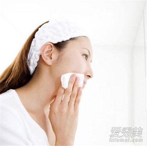 化妆水倒在手里往脸上拍打好,还是倒在化妆棉上往脸上涂好