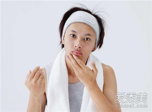 化妆水倒在手里往脸上拍打好,还是倒在化妆棉上往脸上涂好