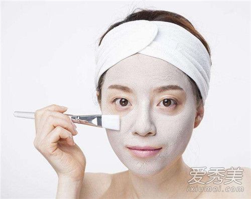 化妆水倒在手里往脸上拍打好,还是倒在化妆棉上往脸上涂好