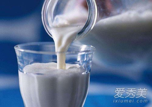 用牛奶洗脸的正确方法 用牛奶敷脸有什么好处