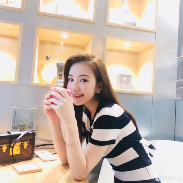 “天王嫂”方媛晒美照 喝咖啡面颊红润气色好