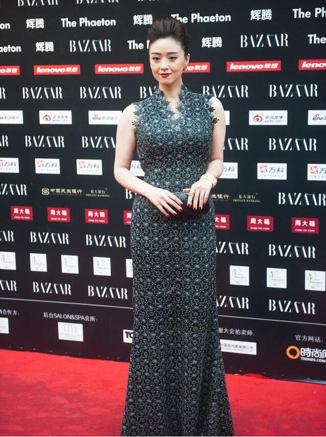 蒋欣穿无袖裙手臂吓人，网友：这发型也是绝了