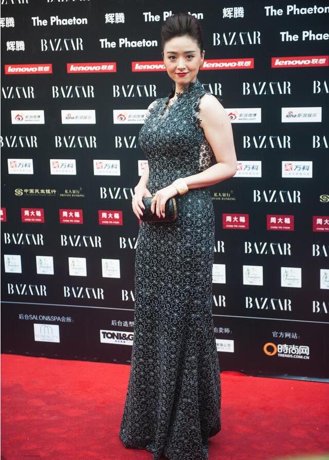 蒋欣穿无袖裙手臂吓人，网友：这发型也是绝了