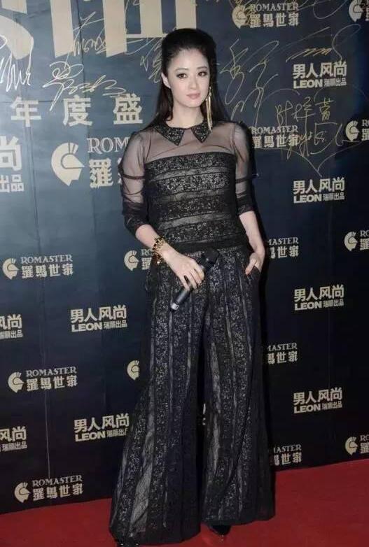 蒋欣穿无袖裙手臂吓人，网友：这发型也是绝了