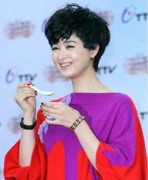 蒋欣穿无袖裙手臂吓人，网友：这发型也是绝了