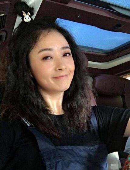 蒋欣穿无袖裙手臂吓人，网友：这发型也是绝了