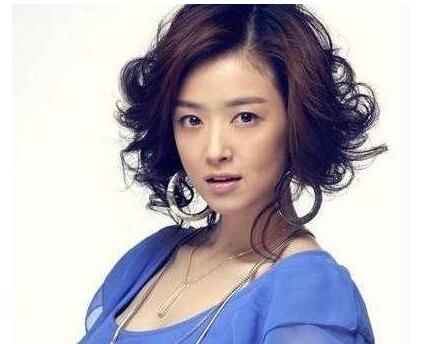 蒋欣穿无袖裙手臂吓人，网友：这发型也是绝了