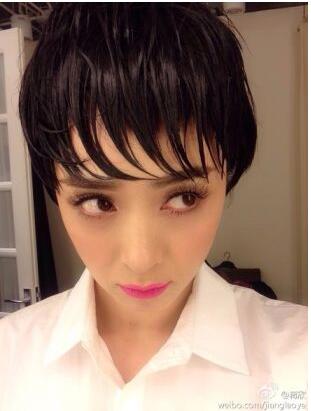 蒋欣穿无袖裙手臂吓人，网友：这发型也是绝了