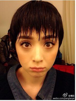 蒋欣穿无袖裙手臂吓人，网友：这发型也是绝了