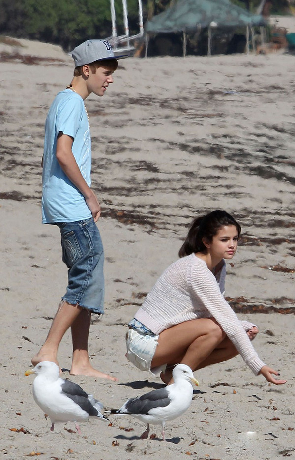 傻脸娜蜜恋小鲜肉“报复”跟海狸订婚的比伯？可别逗了！