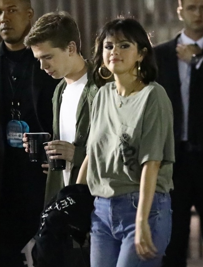 傻脸娜蜜恋小鲜肉“报复”跟海狸订婚的比伯？可别逗了！