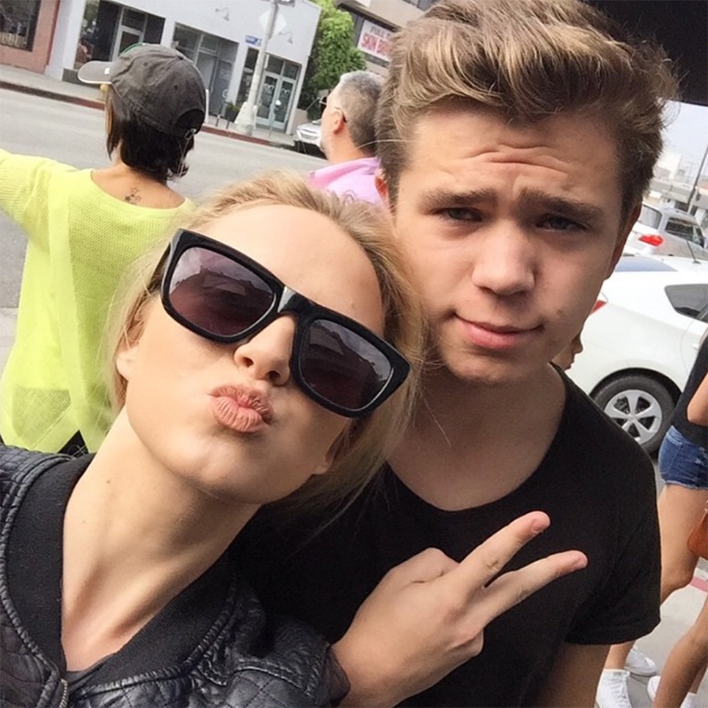 傻脸娜蜜恋小鲜肉“报复”跟海狸订婚的比伯？可别逗了！