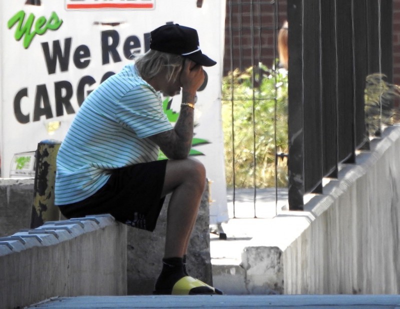 傻脸娜蜜恋小鲜肉“报复”跟海狸订婚的比伯？可别逗了！