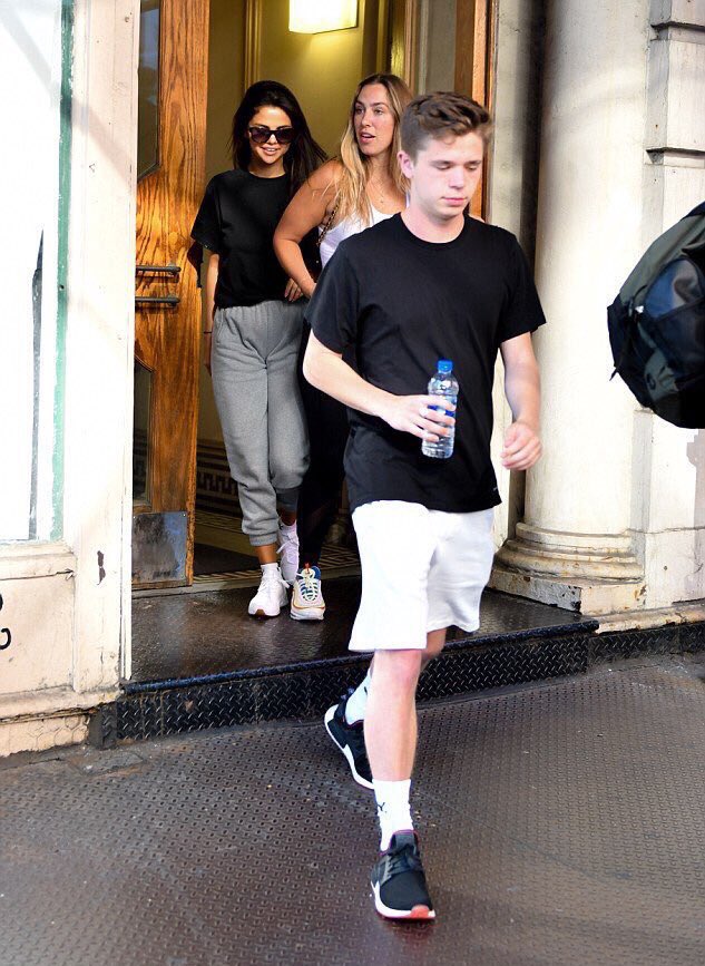 傻脸娜蜜恋小鲜肉“报复”跟海狸订婚的比伯？可别逗了！