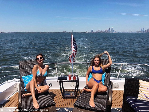 傻脸娜蜜恋小鲜肉“报复”跟海狸订婚的比伯？可别逗了！