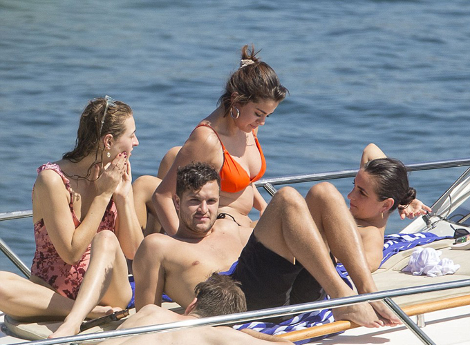 傻脸娜蜜恋小鲜肉“报复”跟海狸订婚的比伯？可别逗了！