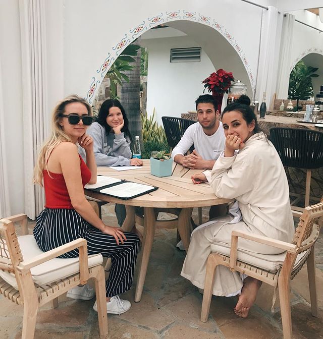 傻脸娜蜜恋小鲜肉“报复”跟海狸订婚的比伯？可别逗了！