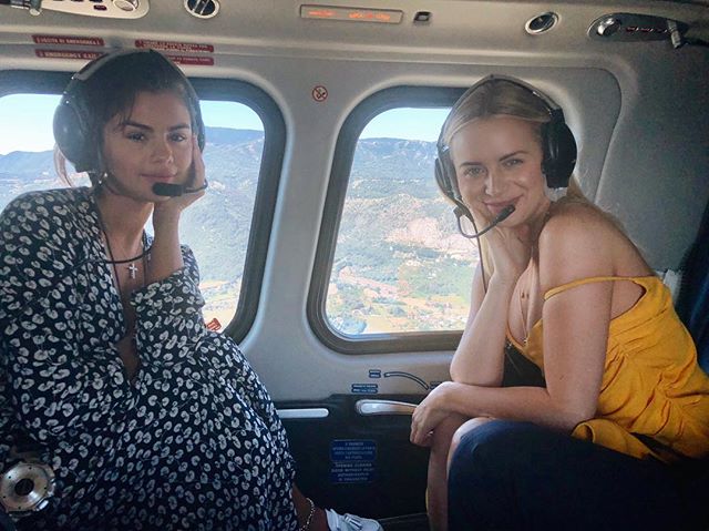 傻脸娜蜜恋小鲜肉“报复”跟海狸订婚的比伯？可别逗了！