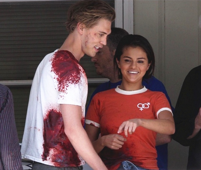 傻脸娜蜜恋小鲜肉“报复”跟海狸订婚的比伯？可别逗了！