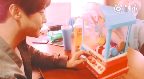 马天宇抓娃娃表情高度认真 失败后苦笑拍桌子