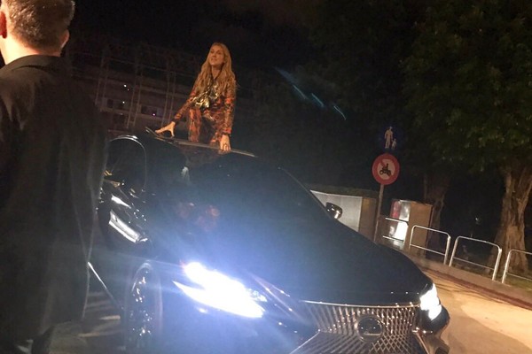 席琳·狄翁演唱会结束舍不得粉丝 爬出车窗挥手道别