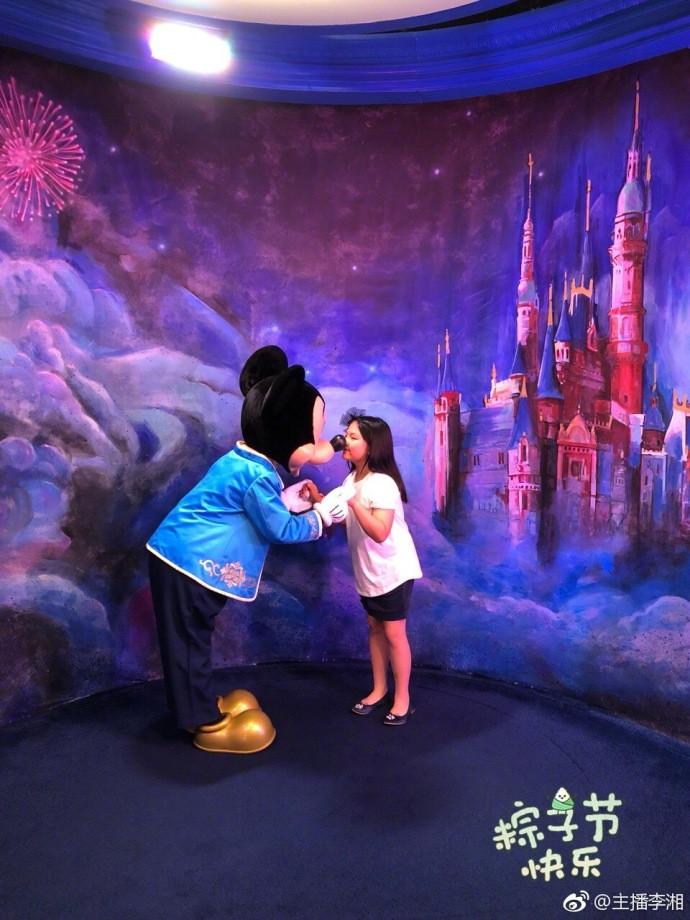 8岁王诗龄打高尔夫球 脚上的鞋子亮了