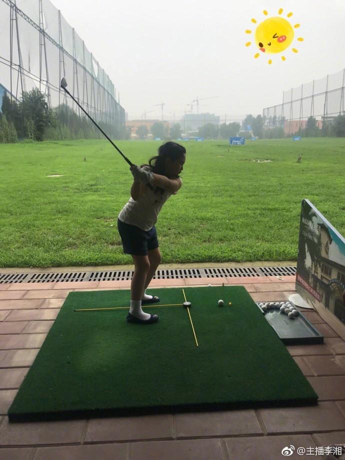 8岁王诗龄打高尔夫球 脚上的鞋子亮了