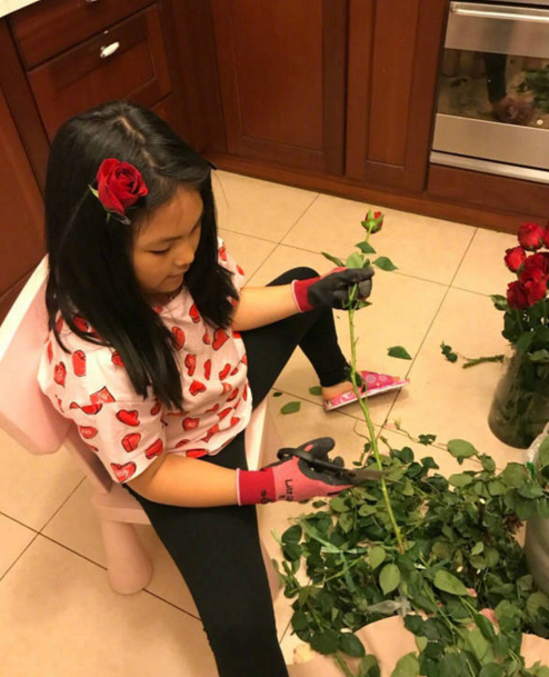 8岁王诗龄打高尔夫球 脚上的鞋子亮了