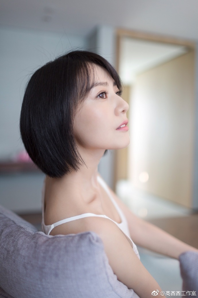 高圆圆又双叒叕换新发型美成18岁，但却因为穿了这件衣服被说又老又土